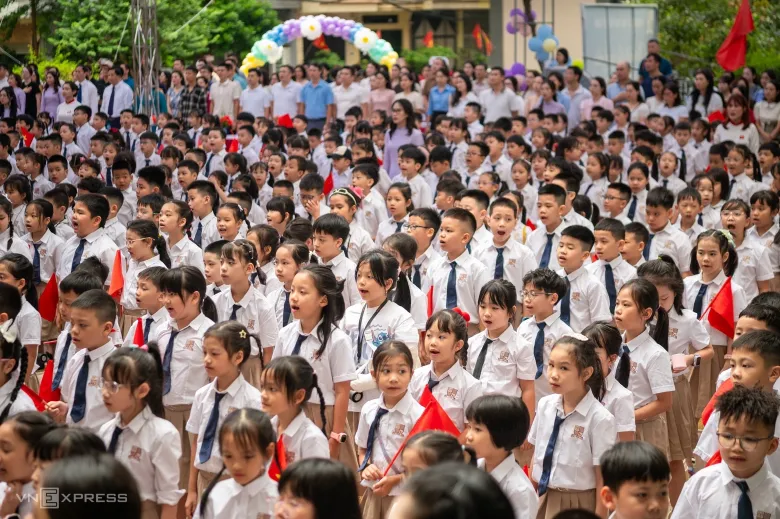 Học sinh chào cờ lúc 7h40. Ảnh: Thế Bằng