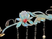 Tin tức - Cô gái mang chiếc trâm cài tóc mạ vàng bà nội tặng sinh nhật đi thẩm định, chuyên gia khuyên: "Tháo ra ngay đừng đeo nữa"