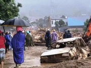 Tin tức - Cảnh tượng tan hoang ở Sơn La, Lai Châu: Ô tô bị vò nát giữa dòng lũ cuồn cuộn
