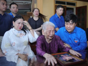 Tin tức - Khoảnh khắc nghẹn ngào của Mẹ Việt Nam Anh hùng khi nhận ảnh phục dựng người con liệt sĩ