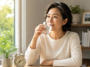 Sức khỏe - Sau tuổi 50, 4 việc không nên vội làm ngay khi thức dậy