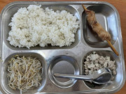 Tin tức - Loạt sự cố bữa ăn bán trú ở Hà Nội: Giao muộn, suất ăn lèo tèo, xe chở còn bụi