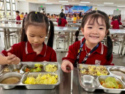 Tin tức - Cận cảnh suất ăn bán trú nấu tại bếp ăn trường học