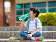 Sức khỏe - Cách giúp trẻ uống đủ nước khi đi học cả ngày ở trường