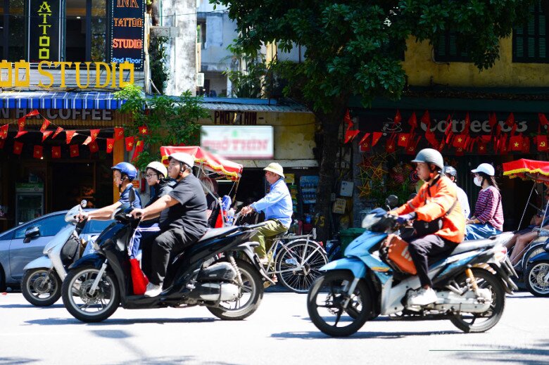 Miền Bắc nắng 35 độ trước khi đón không khí lạnh. Ảnh: Tuấn Anh