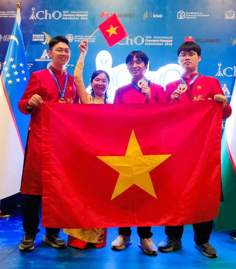 Cô giáo chủ nhiệm Lê Thị Ngọc Hà chụp ảnh cùng 3 học sinh giành Huy chương Vàng Olympic Hóa học quốc tế năm 2026. Lần lượt từ trái sang phải là Thế Minh, Mạnh Tuấn và Hoàng Nam.