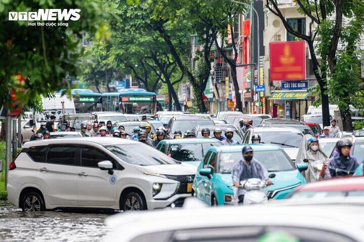 Khoảng 11h ngày 27/7, cơn mưa lớn trút xuống Hà Nội khiến nhiều tuyến phố xuất hiện tình trạng dềnh nước cục bộ như: Phùng Hưng, Nguyễn Trường Tộ, Hòe Nhai, Phạm Hồng Thái..., gây ảnh hưởng đến việc đi lại của người dân.