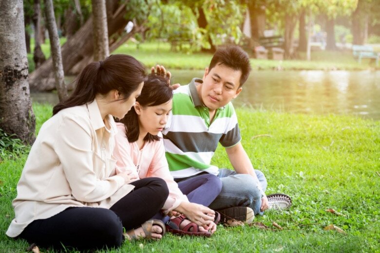 Khi được lắng nghe và tôn trọng, trẻ sẽ dễ chia sẻ cảm xúc với bố mẹ hơn.(Ảnh minh họa)