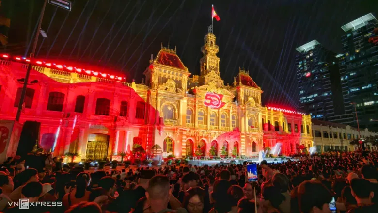 Pháo hoa mừng 50 năm TP.HCM mang tên Chủ tịch Hồ Chí Minh - 11