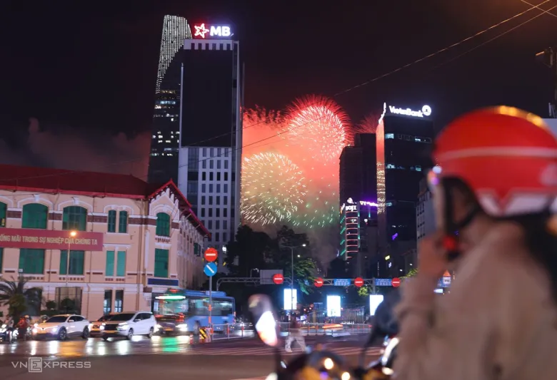Pháo hoa mừng 50 năm TP.HCM mang tên Chủ tịch Hồ Chí Minh - 8