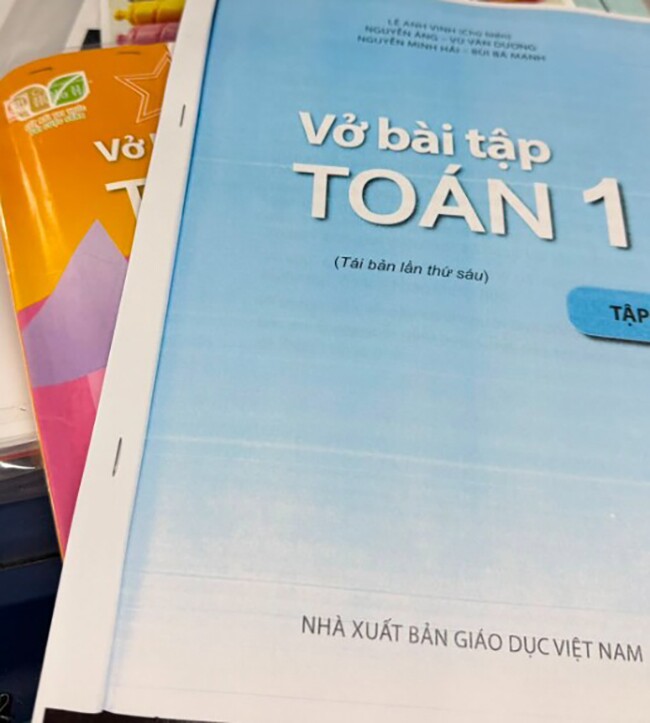 Trong lúc chờ các đầu sách được bổ sung, một số phụ huynh photo tạm để con có tài liệu học tập