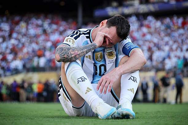 Messi ngồi thụp xuống và không kìm được nước mắt