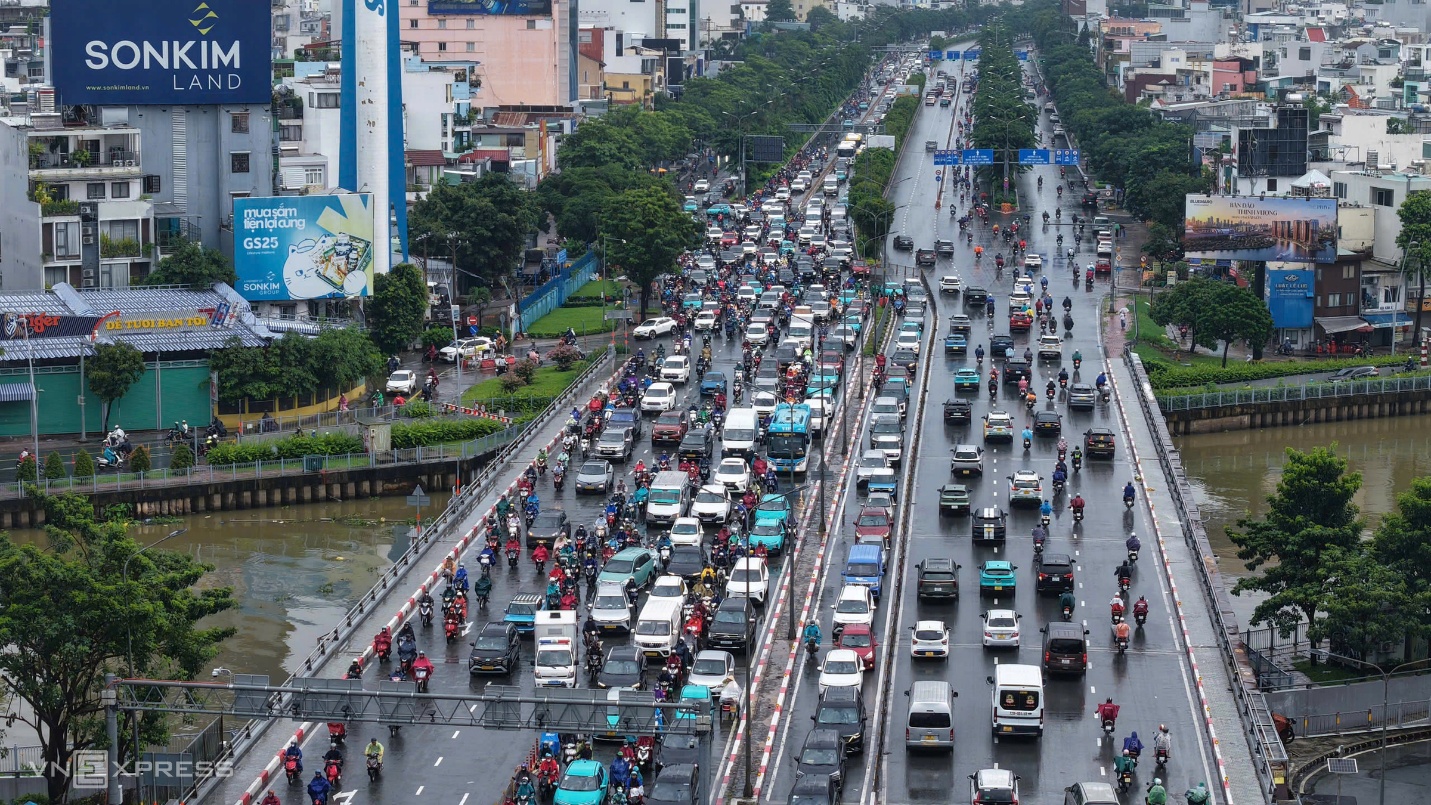 Mưa lớn gây ngập, kẹt xe khắp TP HCM - 9