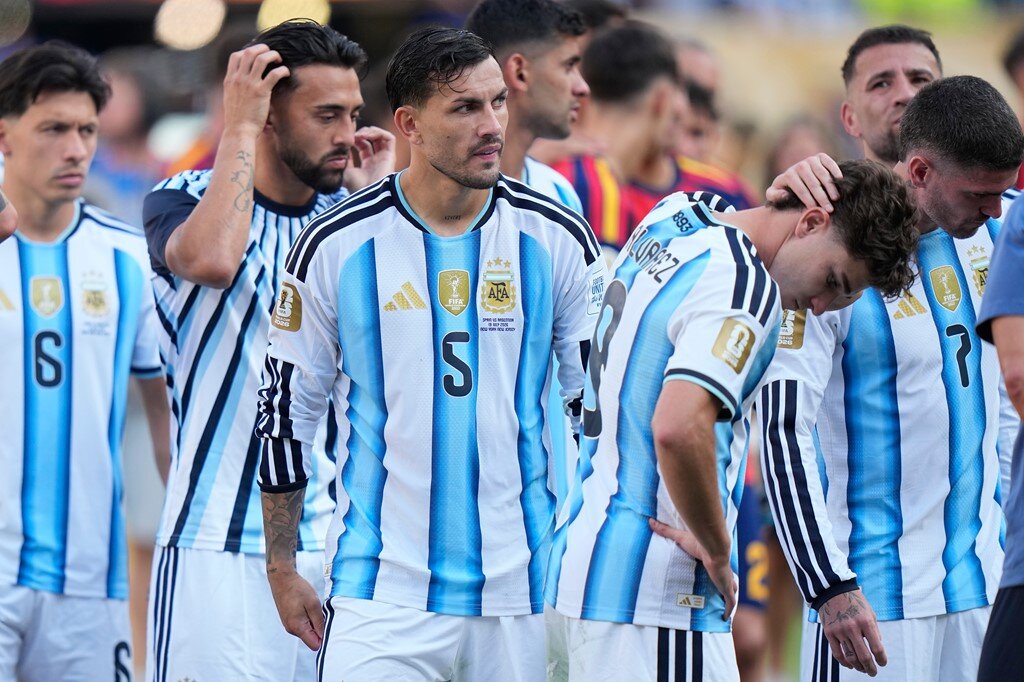 Nỗi buồn lên nhận huy chương bạc của các cầu thủ Argentina