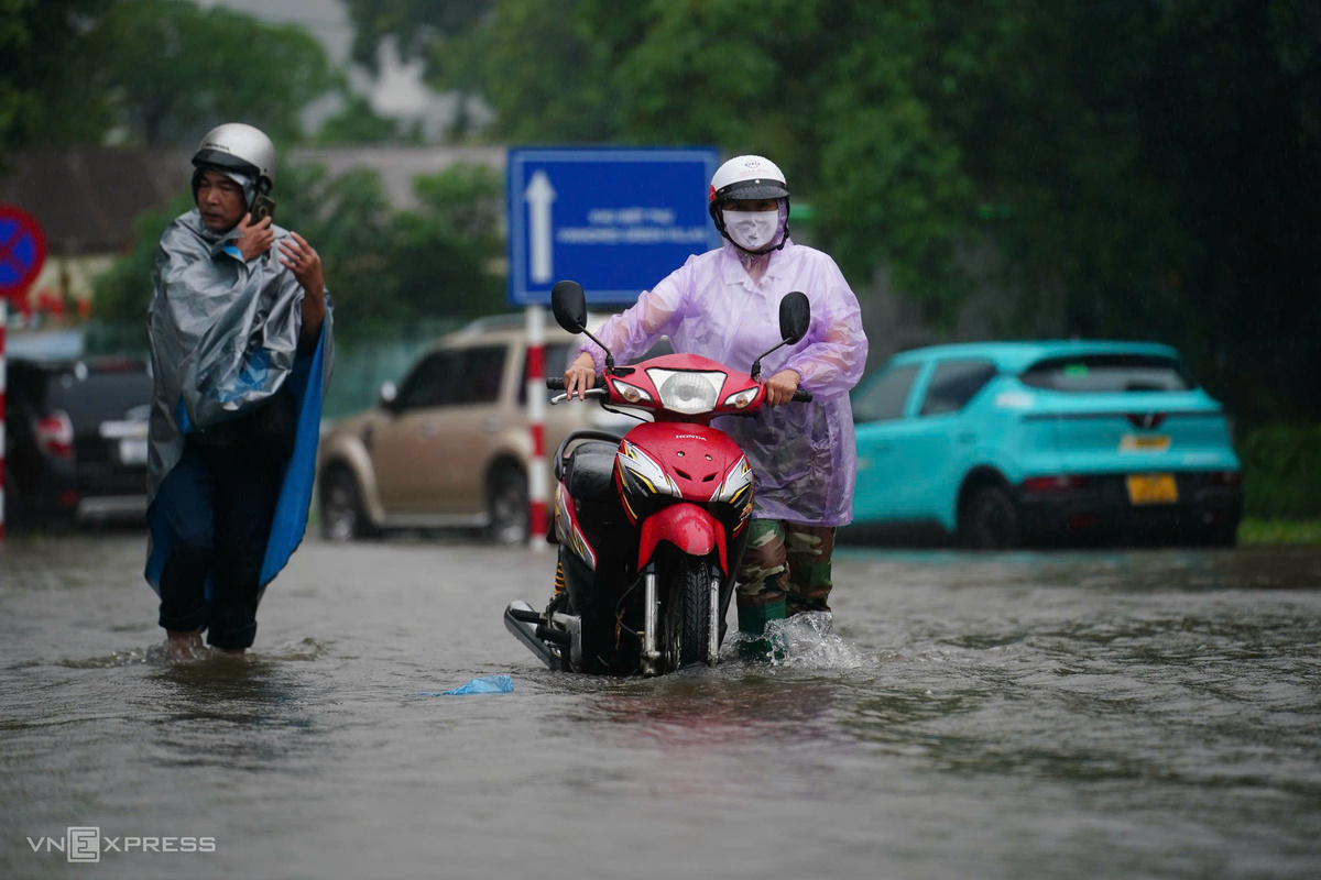 Người dân dắt xe chết máy ở khu vực phường Tây Mỗ. Ảnh: Hoàng Giang