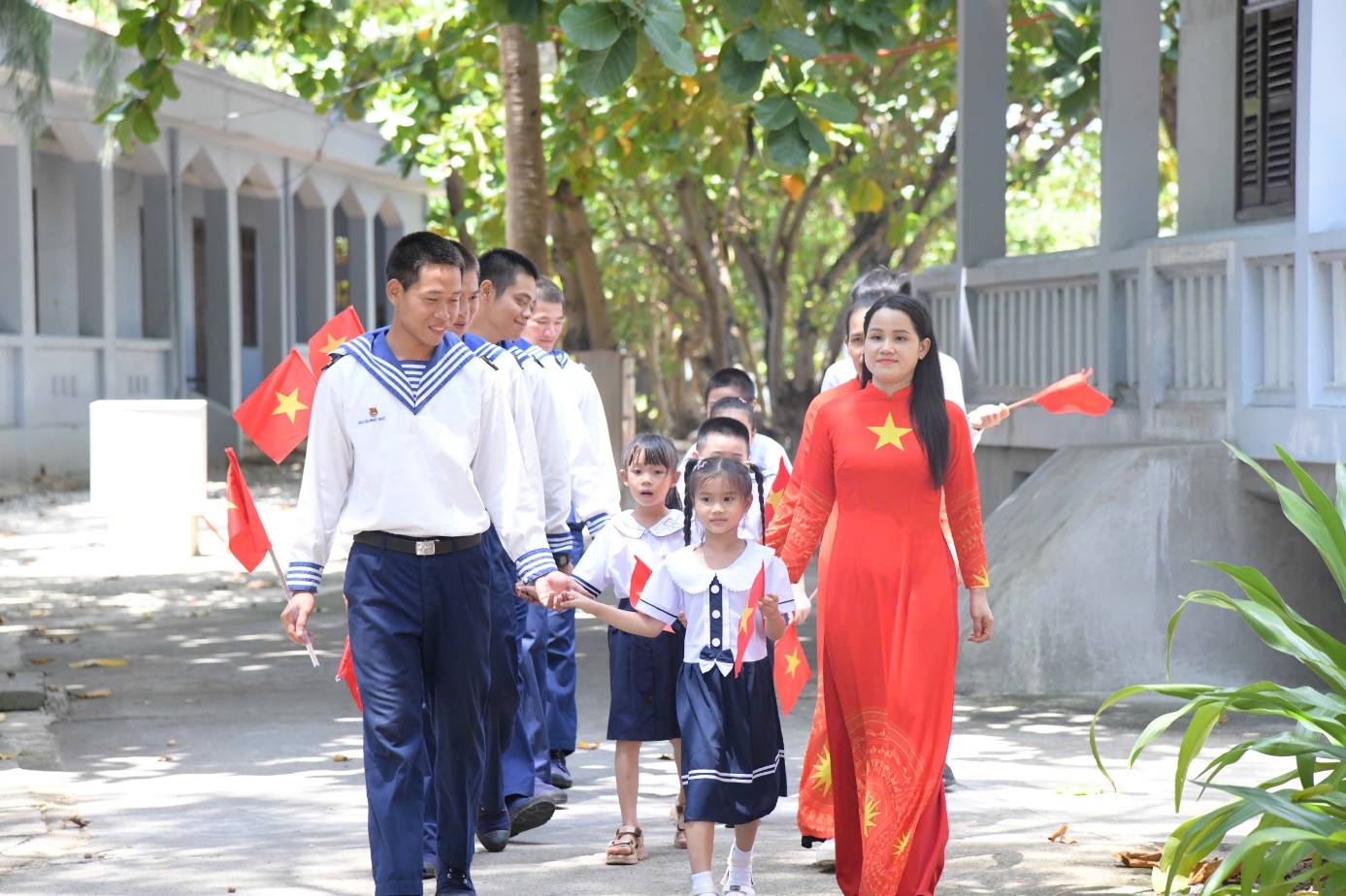 Cô trò trên đường đến lễ khai giảng ở trường Tiểu học Trường Sa. Ảnh: Vùng 4 Hải quân
