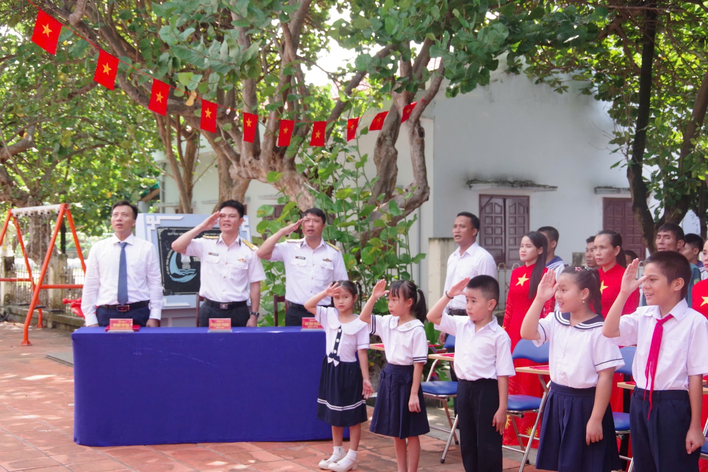 Học sinh, giáo viên chào cờ trong lễ khai giảng ở trường Tiểu học Trường Sa. Ảnh: Vùng 4 Hải quân