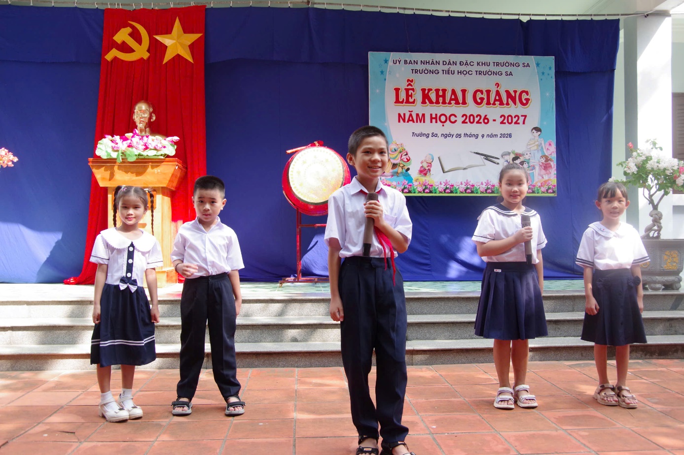Một tiết mục văn nghệ của học sinh. Ảnh: Vùng 4 Hải quân
