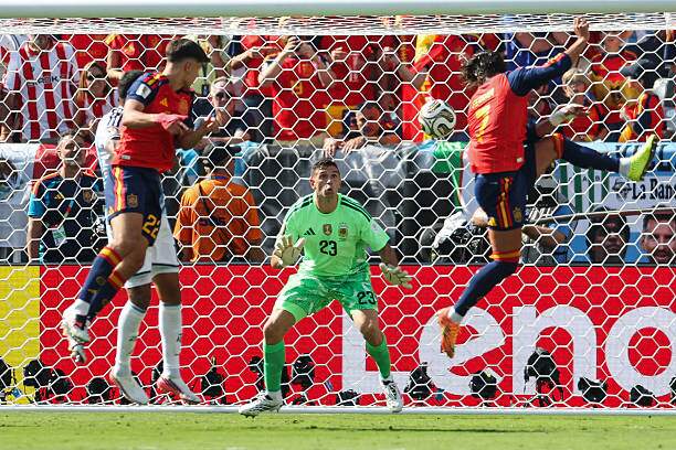 Emiliano Martinez tiếp tục từ chối cú đánh đầu của Ferran Torres ở hiệp 2