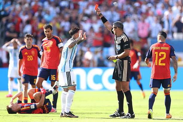Đến phút 90+3, Enzo Fernandez phạm lỗi nguy hiểm với Cubarsi, Argentina chỉ còn 10 người vì Enzo bị thẻ vàng thứ 2, trước đó anh đã bị thẻ vàng vì phản ứng với trọng tài