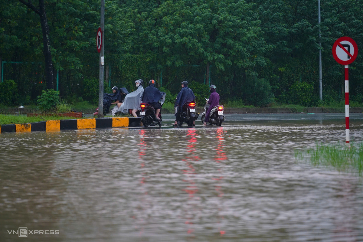 Khu vực hầm chui gần Bảo tàng Quân sự Việt Nam hiện ngập khoảng 40 cm, các phương tiện di chuyển qua trụ sở Tổng cục Công nghiệp quốc phòng. Ảnh: Hoàng Giang