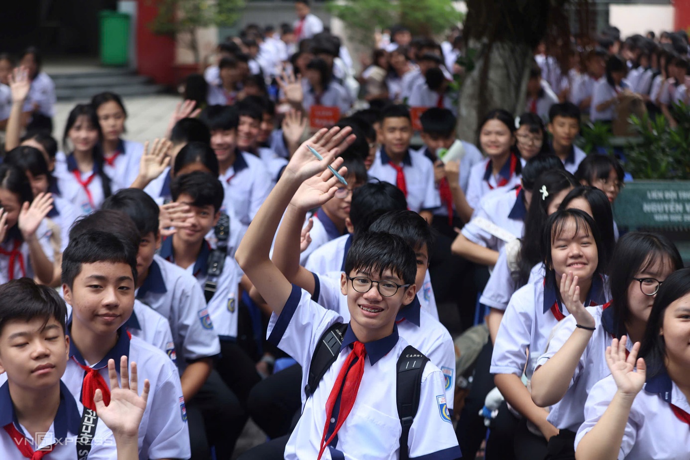Học sinh dự khai giảng ở trường THCS Nguyễn Văn Trỗi, phường An Phú - ngôi trường có đông học sinh nhất TP HCM sau sáp nhập, TP HCM. Ảnh: Trần Quỳnh