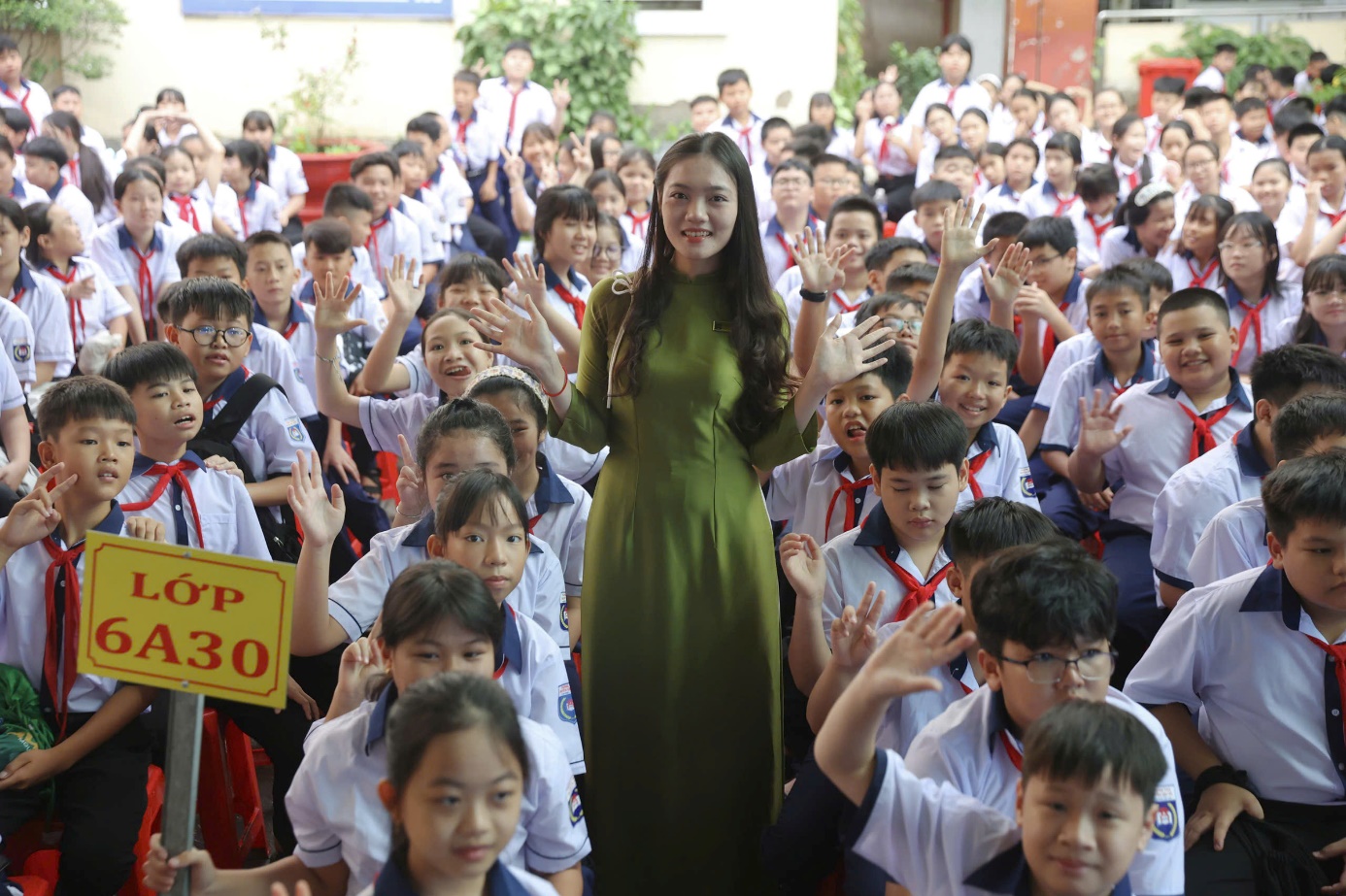 Giáo viên chủ nhiệm Trần Nguyễn Hằng Linh bên lớp 6A30 trong ngày khai giảng. Ảnh: Quỳnh Trần