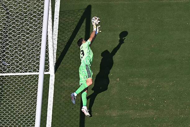Emiliano Martinez dù vậy cản phá cú sút phạt của Yamal ở phút 90+8, và Argentina đưa trận đấu vào hiệp phụ