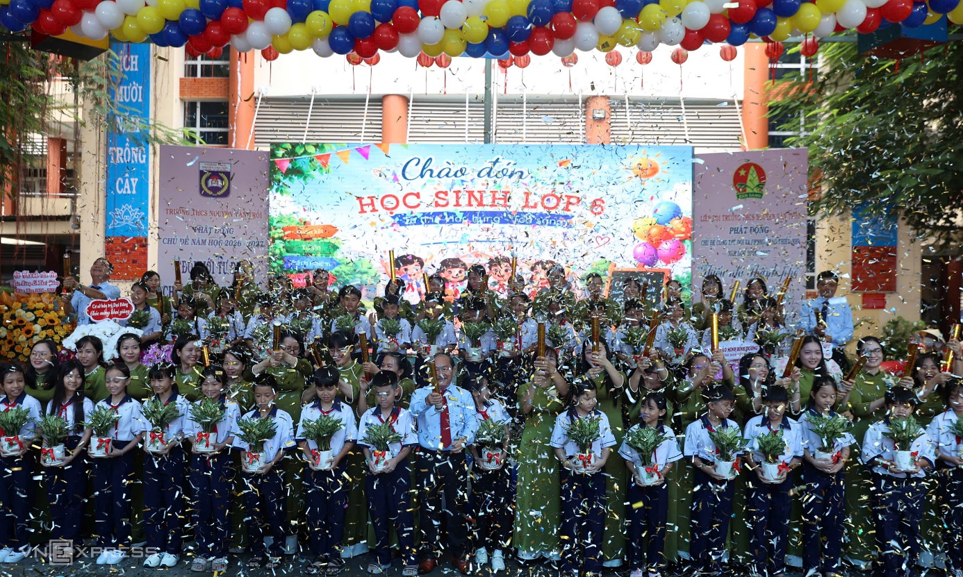 Màn bắn pháo giấy mừng học sinh lớp 6 gia nhập trường. Năm học này trường có 32 lớp 6, với sĩ số 45-50 em một lớp