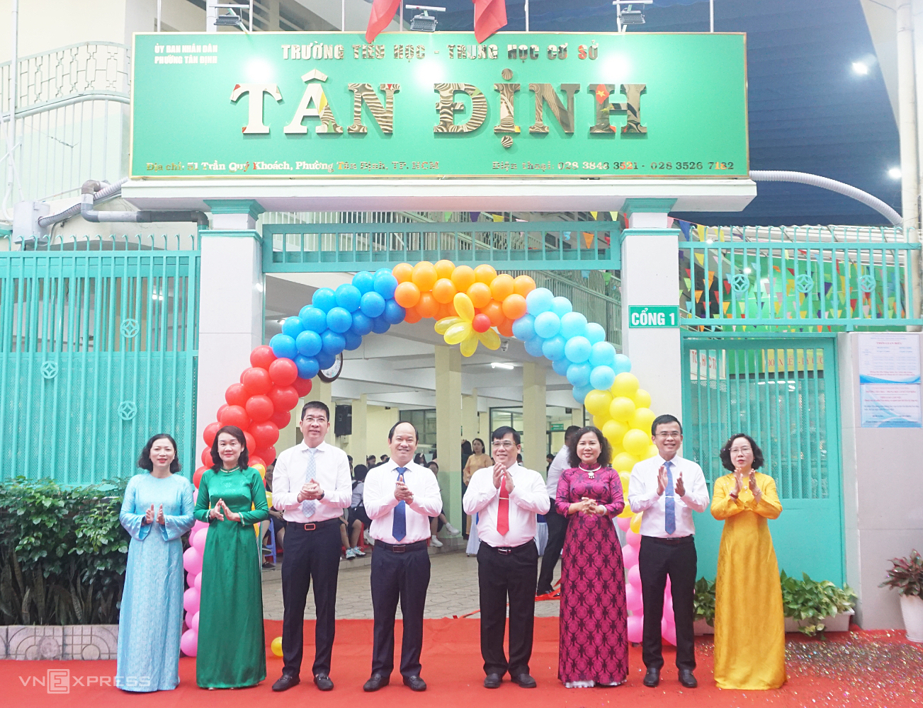 Các thầy cô khánh thành bảng tên mới ở trường liên cấp Tân Định, TP HCM. Ảnh: Nguyễn Quyên