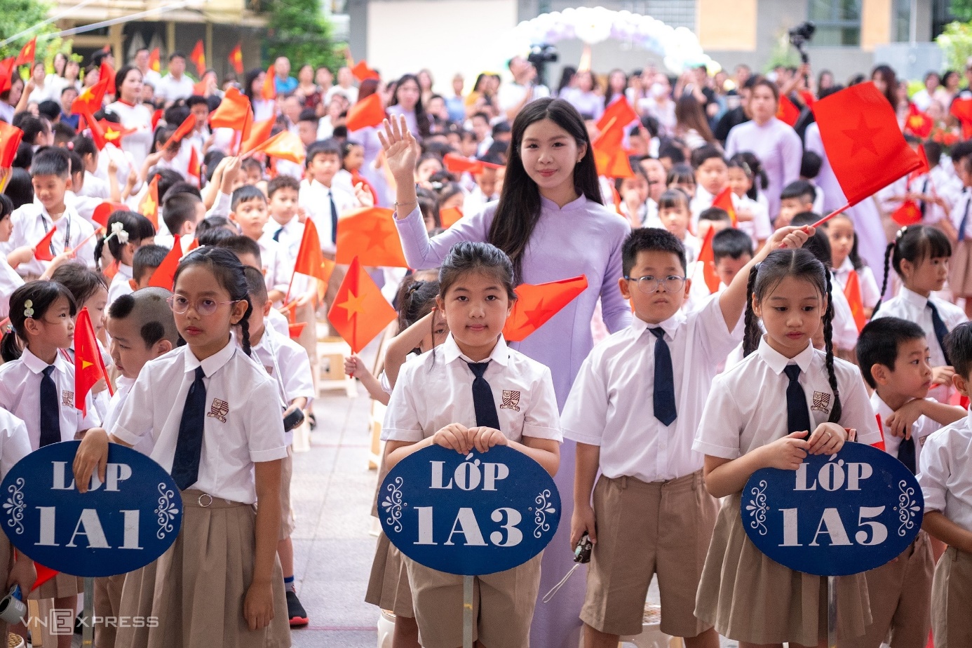 Cô trò trường Tiểu học Nguyễn Viết Xuân, Hà Nội, trong lễ khai giảng. Ảnh: Thế Bằng