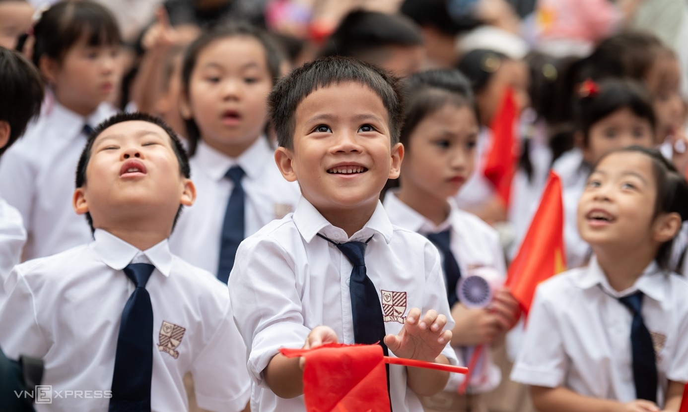 Học sinh Tiểu học Nguyễn Viết Xuân, Hà Nội, rộn ràng trong lễ khai giảng. Ảnh: Thế Bằng