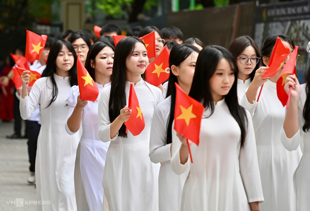 Học sinh lớp 10, trường THPT Việt Đức, Hà Nội, trong lễ khai giảng sáng 5/9. Ảnh: Giang Huy