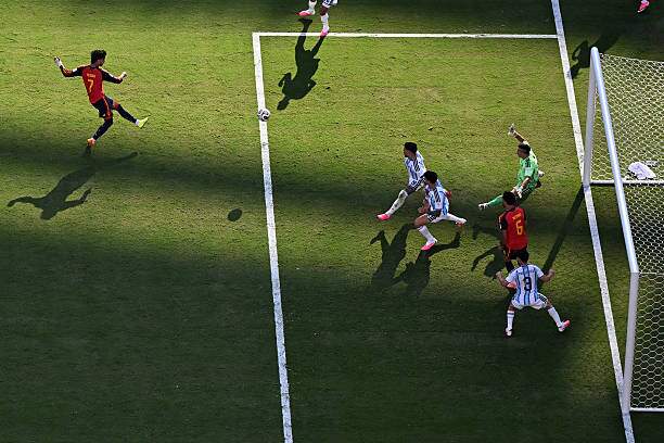Nhưng ở phút 106, Nico Williams đánh đầu ngược cho Ferran Torres sút tung lưới Argentina, mở tỷ số cho TBN