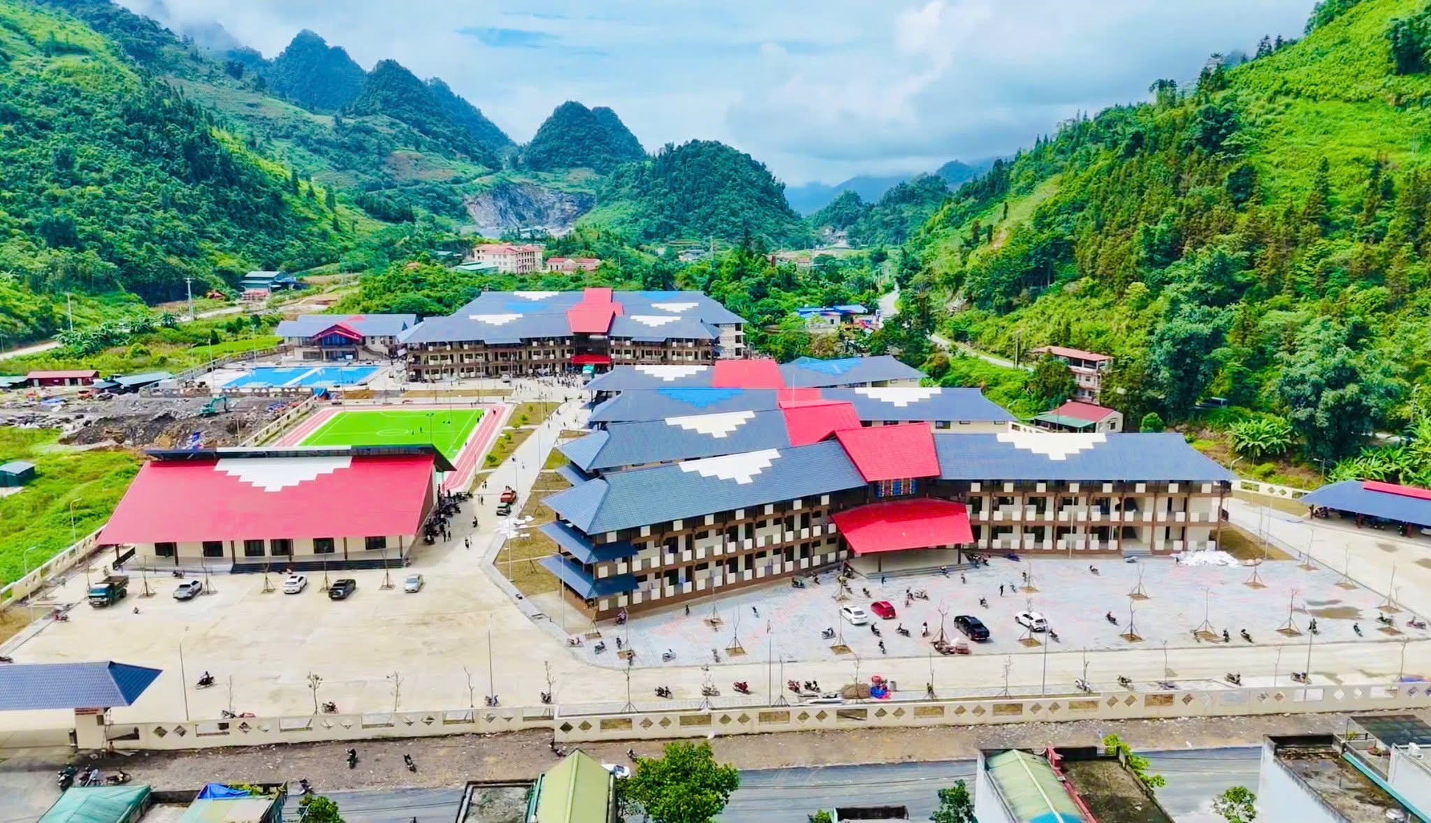 Khuôn viên trường phổ thông nội trú Tiểu học và THCS Mường Khương. Ảnh: MOET
