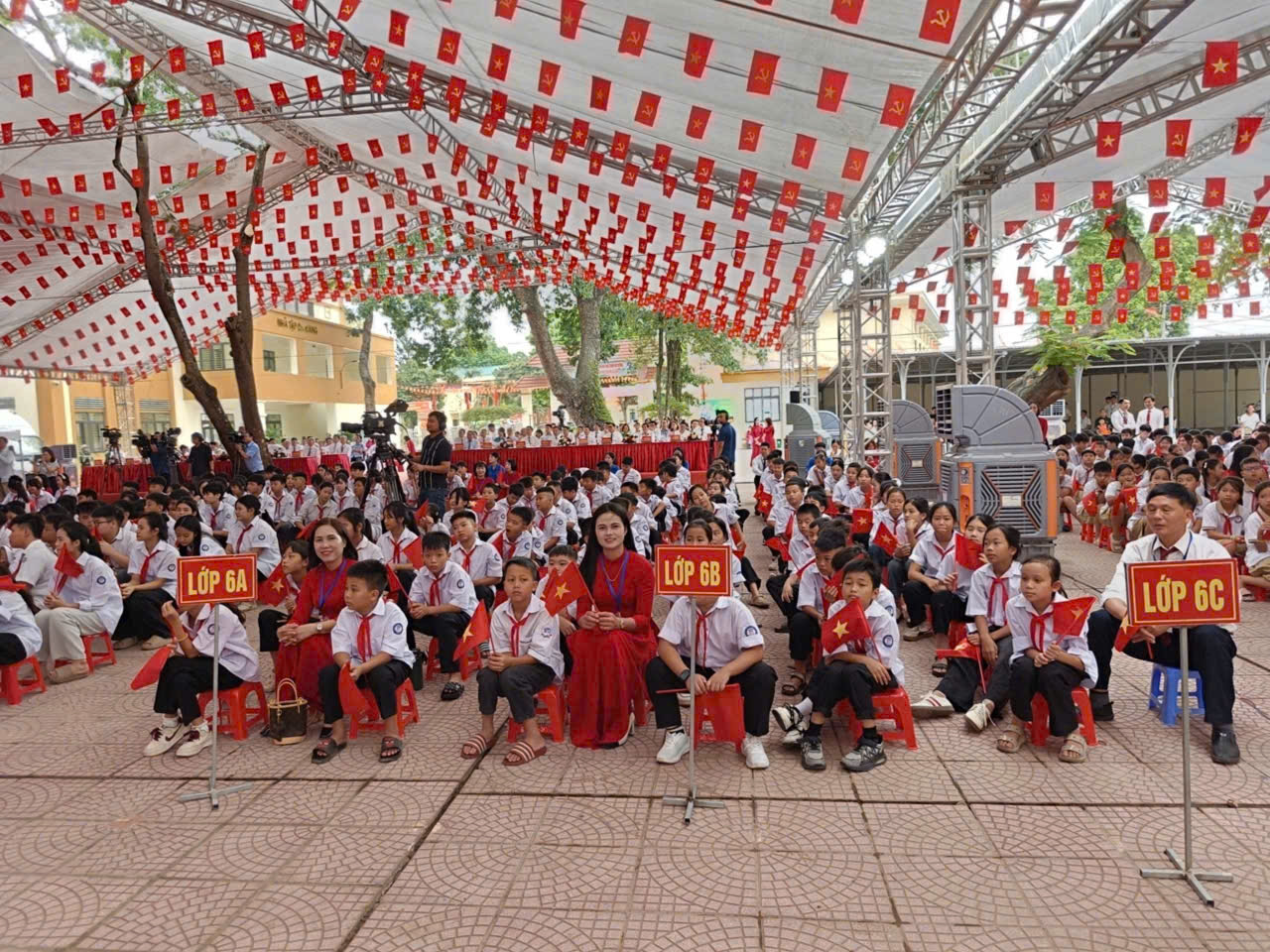 Lễ khai giảng tại trường Tiểu học, THPT và THPT Minh Châu, nằm ở xã cùng tên - xã đảo duy nhất của Hà Nội. Ảnh: Sở Giáo dục và Đào tạo Hà Nội