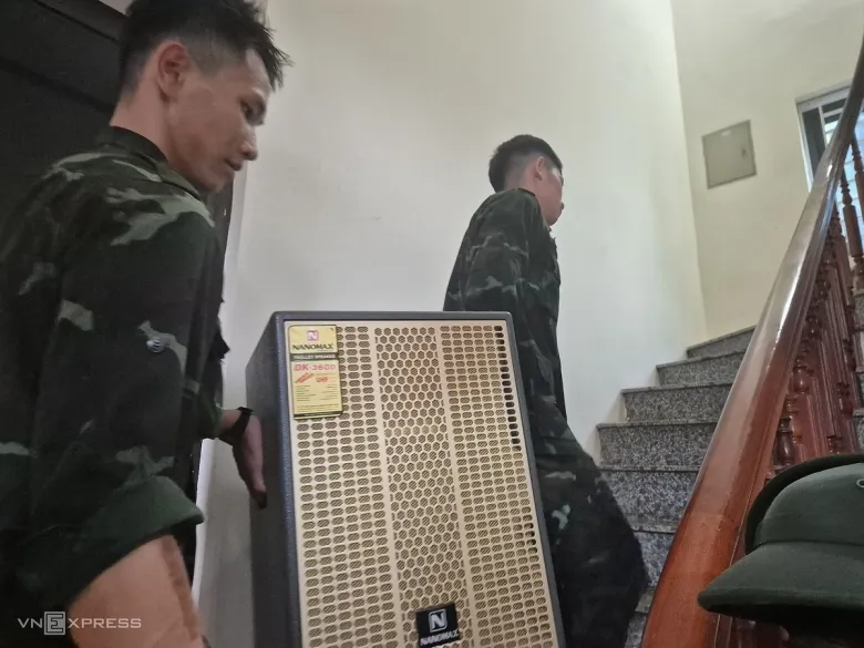Bộ đội vào khu dân cư ở xã Xuân Mai hỗ trợ người dân di tản đồ đạc. Ảnh: Gia Chính