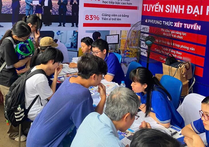 Thí sinh và phụ huynh tham dự một buổi tư vấn tuyển sinh đại học tại Hà Nội năm 2026.