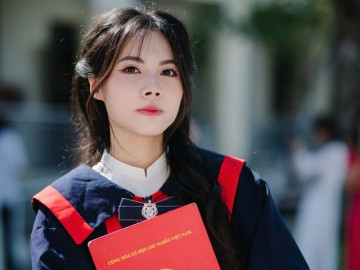 Thủ khoa toàn quốc kỳ thi Tốt nghiệp THPT 2026 biết điểm khi đang đi làm thêm, thầy Hiệu trưởng xúc động
