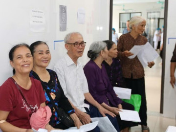 Ngày đầu người dân Hà Nội đi khám sức khỏe miễn phí
