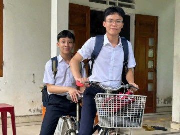 3 năm đèo nhau đến trường trên chiếc xe đạp cũ, đôi bạn thân cùng đỗ thủ khoa