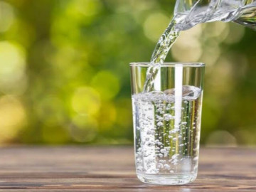 Trời nóng, người lớn tuổi rất dễ mất nước: 2 cách đơn giản giúp bạn kiểm tra ngay tại nhà