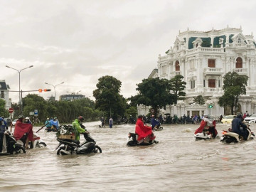 Mưa lớn làm ngập sâu nhiều tuyến phố Hải Phòng, người dân khó khăn di chuyển
