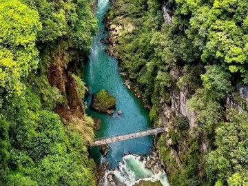 "Vết nứt đẹp nhất Trái Đất" có hàng chục thác nước đổ xuống như dải lụa