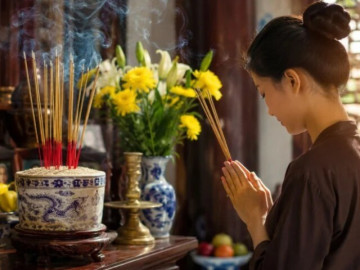 3 khung giờ thắp hương tốt nhất trong ngày để đón tài lộc, vị trí tuyệt đối không được đặt đĩa trầu cau trên bàn thờ