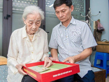 60 năm chờ đợi, người vợ 93 tuổi nghẹn ngào đón 96 trang kỷ vật của chồng liệt sĩ