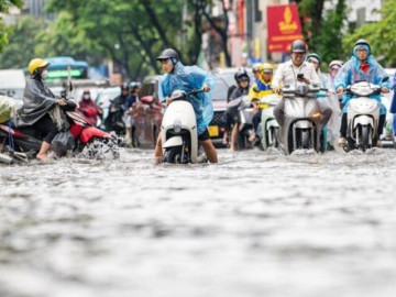 Mưa lớn trút xuống, người dân đi lại khó khăn