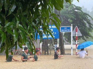 CLIP: Mưa lớn ở Lào Cai, có nơi nước ngập ngang người