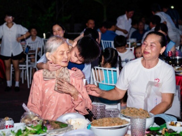 Cụ bà 94 tuổi ở Ninh Bình cùng 81 con cháu đi du lịch, xúc động phút sum vầy