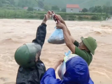 Dùng ròng rọc tiếp tế lương thực cho 100 hộ dân bị cô lập vùng lũ ở Bắc Ninh